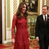 Herzogin Catherine begeistert in einem roten Kleid mit Pailletten des britischen Labels Needle & Thread bei einem Empfang im Buckingham Palace.