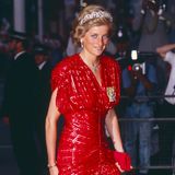 Neu ist dieser royale Style jedoch nicht: Schon 1991 trug Prinzessin Diana bei der Londonpremiere von "Hot Shots" ein rotes Paillettenkleid und bezauberte damit nicht nur Hauptdarsteller Charlie Sheen.