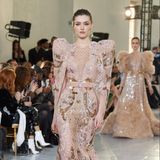 Seine Designhandschrift auf der Haute Couture Show in Paris: Puffärmel und ganz viel Glamour. 