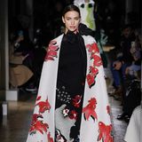 Irina Shyak präsentiert während der Haute Couture Show von Valentino einen Hingucker-Look mit Cape und Koi-Fisch-Design. 