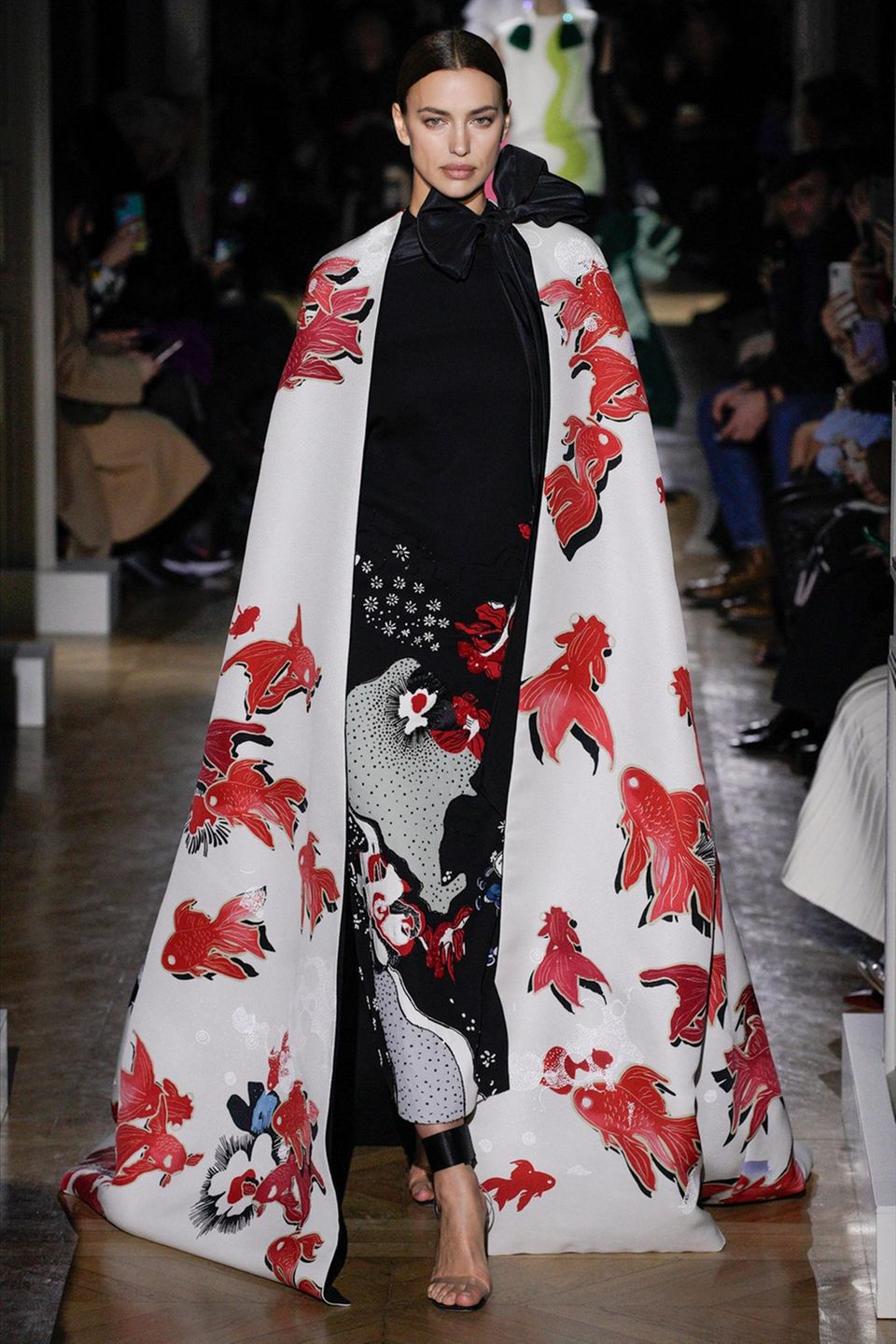 Irina Shyak präsentiert während der Haute Couture Show von Valentino einen Hingucker-Look mit Cape und Koi-Fisch-Design. 