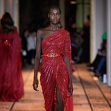 Der libanesische Modedesigner Zuhair Murad wird für seine extravaganten Kreationen in der Modebranche gefeiert - für diese Kreation mit asymmetrischen Ausschnitt mit Sicherheit auch. 