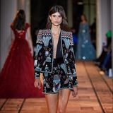 Der Designer beweist: Es muss nicht immer das lange Abendkleid sein, um einen Wow-Auftritt hinzulegen. 