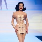Auch Dita von Teese läuft in einem Mini-Kleid mit Statement-Schnallen und Korsage über den Laufsteg des französischen Modeschöpfers Jean Paul Gaultier. 