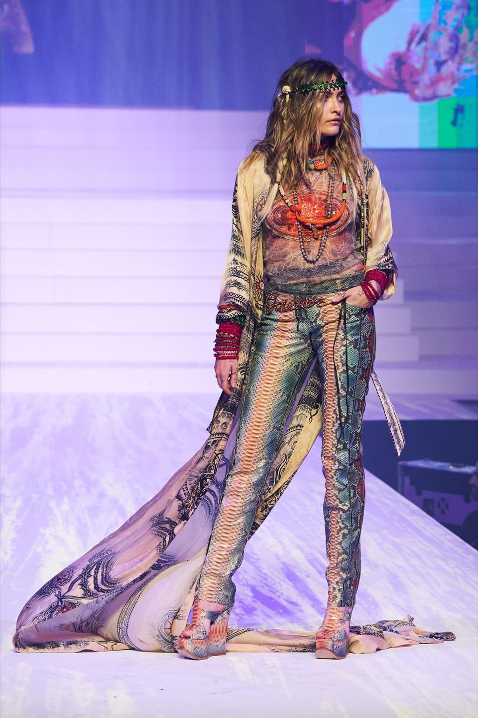 Auch Paris Jackson durfte einen der 100 bekanntesten Looks des berühmten Designers während seiner allerletzten Fashion Show präsentieren. 