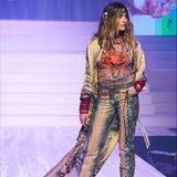 Auch Paris Jackson durfte einen der 100 bekanntesten Looks des berühmten Designers während seiner allerletzten Fashion Show präsentieren. 