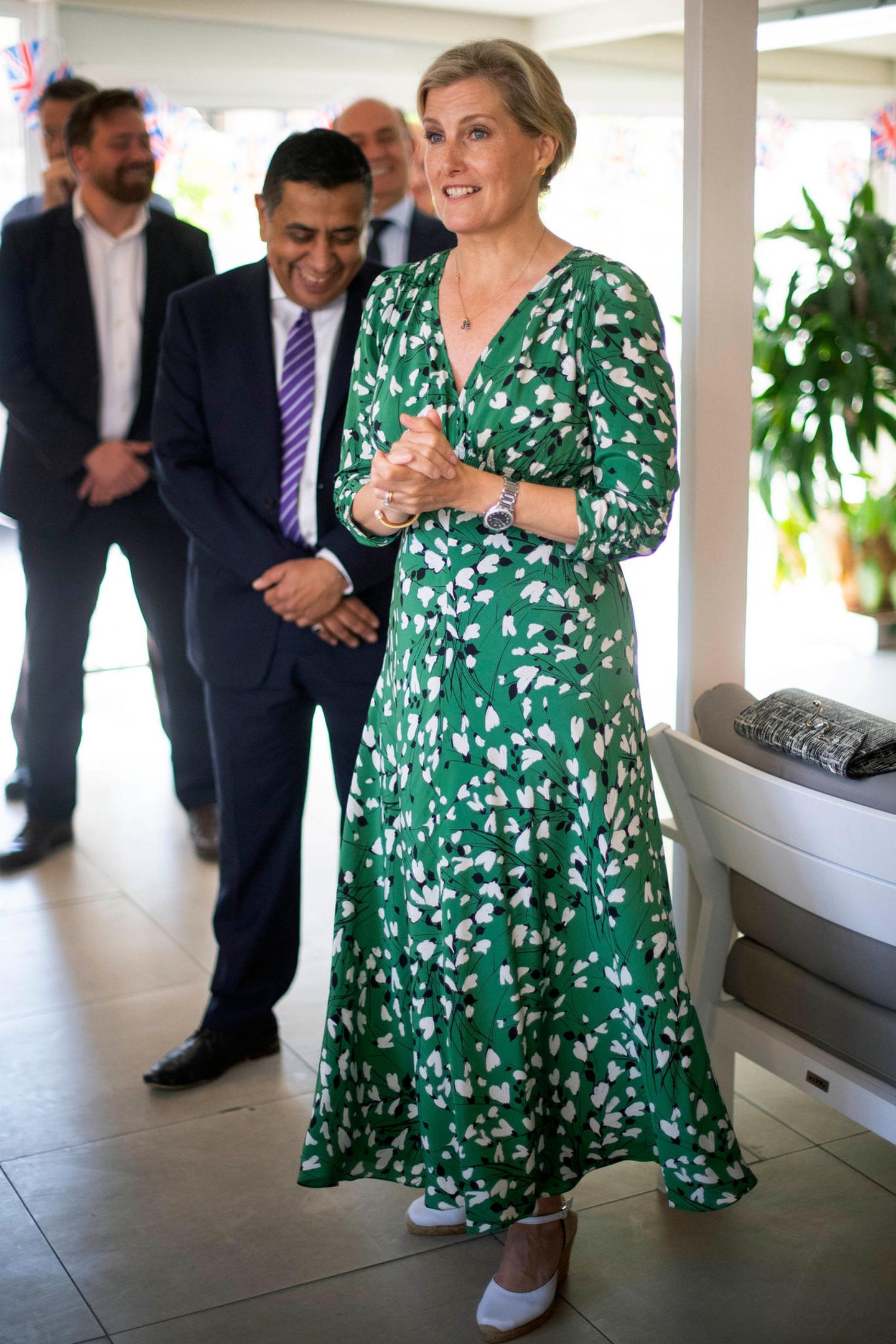 Bei ihrem Besuch im Libanon trägt Gräfin Sophie ein richtiges Lieblingsstück. Das grüne fast bodenlange Kleid der Luxus-Marke Suzannah trug die schöne Frau von Prinz Edward auch schon zur "Chelsea Flower Show". 