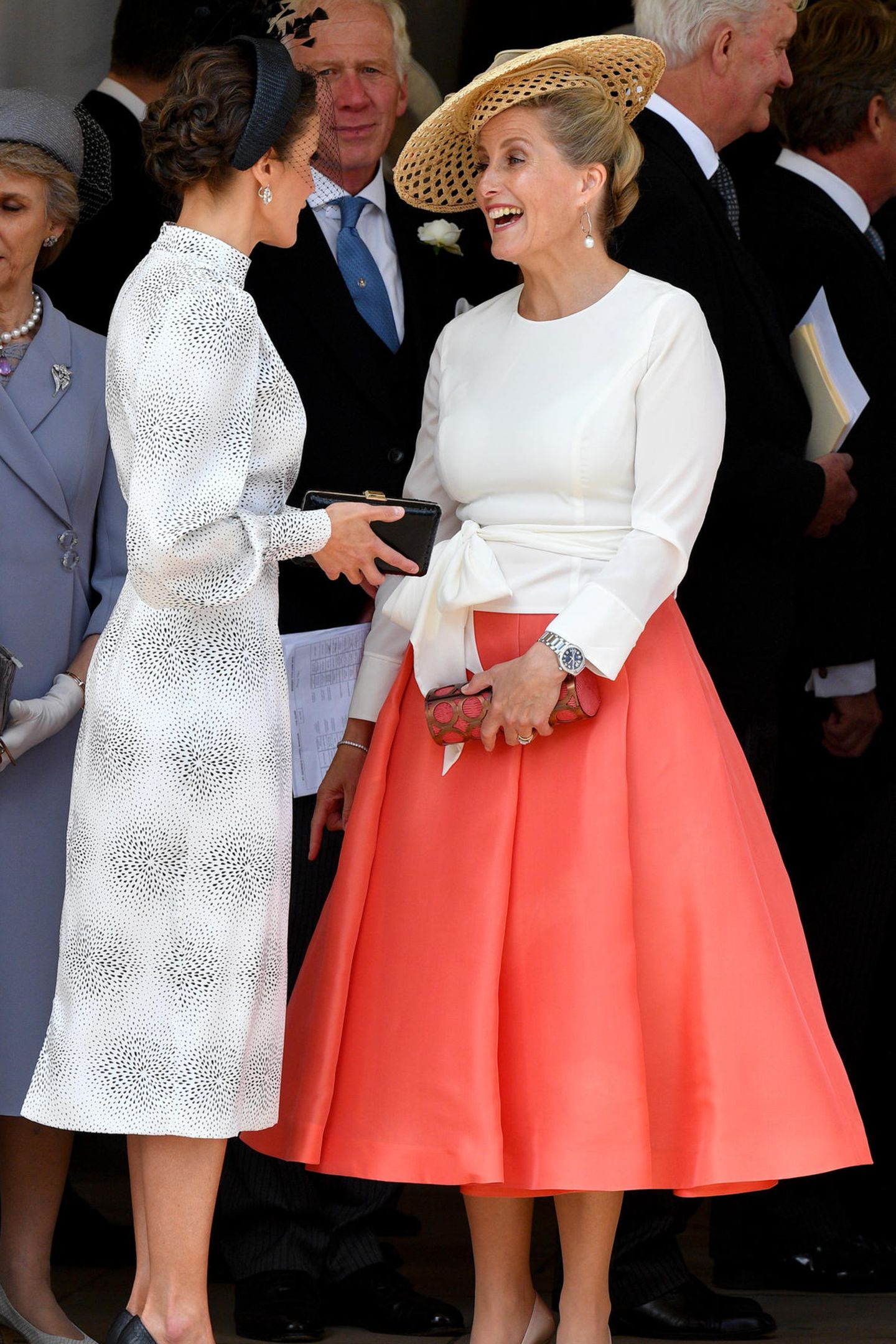 Ebenfalls auf das Label Suzannah, setzt Sophie bei dem Besuch von Königin Letizia, Königin Máxima auf Schloss Windsor. Zum roten Rock mit weißer Wickelbluse kam dann noch ein Hut von Jane Taylor dazu. 