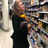 Selbst ist die Herzogin! Sarah Ferguson, Herzogin von York, besorgt sich für einen gemütlichen Nachmittag im Supermarkt Früchte und Kekse. Einkaufsprofi scheint sie dennoch nicht zu sein, sonst hätte sie sich einen Korb genommen.