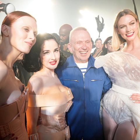 Am Ende steigt in Paris die Party: Jean Paul Gaultier zeigt sich überglücklich mit Model Karlie Kloss, Karen Elson und Dita von Teese nach seiner erfolgreichen Show. 