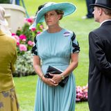 Obwohl es nach einem Kleid aussieht, trägt Sophie, am zweiten Tag der "Royal Ascot"-Rennwoche einen Jumpsuit von Emilia Wickstead. Schon mehrfach setzte die Gräfin von Wessex auf die femininen und hochwertigen Styles der Designerin. 