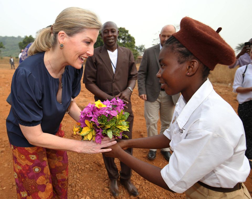 23. Januar 2020 Gräfin Sophie von Wessex besucht in Sierra Leone eine Schule im Auftrag des "Foreign and Commonwealth Office". Die Frau von Prinz Edward ist kurzfristig für einen zweitägigen Besuch in des westafrikanische Land geflogen. 23. Januar 2020 Gräfin Sophie von Wessex besucht in Sierra Leone eine Schule im Auftrag des "Foreign and Commonwealth Office". Die Frau von Prinz Edward ist kurzfristig für einen zweitägigen Besuch in des westafrikanische Land geflogen.