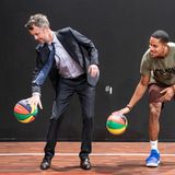 23. Januar 2020  Da fliegt die royale Krawatte! Bei der Eröffnung der neuen Sport-Ausstellung "Lasst die Spiele beginnen" im dänischen Hellerup macht auch Prinz Frederik eine ziemlich sportliche Figur.