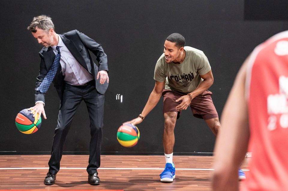 23. Januar 2020 Da fliegt die royale Krawatte! Bei der Eröffnung der neuen Sport-Ausstellung "Lasst die Spiele beginnen" im dänischen Hellerup macht auch Prinz Frederik eine ziemlich sportliche Figur. 23. Januar 2020 Da fliegt die royale Krawatte! Bei der Eröffnung der neuen Sport-Ausstellung "Lasst die Spiele beginnen" im dänischen Hellerup macht auch Prinz Frederik eine ziemlich sportliche Figur.