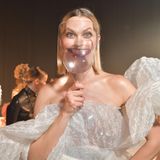 22. Januar 2020  Gestatten, Gross äh... Kloss. Das 1,85m große Topmodel Karlie Kloss sticht für gewöhnlich aus der Menge hervor. Bei der "Jean Paul Gaultier Show" auf der Pariser Modewoche nimmt nun auch ihr bezauberndes Lächeln noch ungeahnte Ausmaße an.