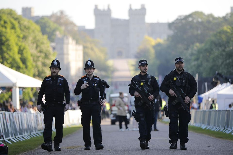 Polizei-Großaufgebot auch bei der Hochzeit von Harry und Meghan. Schwer bewaffnete Sicherheitskräfte patrouillieren durch die Straßen, im Hintergrund thront das Schloss Windsor.