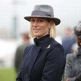 Das Wetter beim Festival Trials Tag auf der Cheltenham Rennbahn ist zwar ungemütlich – Zara Tindall macht mit dunklem Mantel, Handschuhen und grauem Hut aber zumindest modetechnisch das Beste draus.