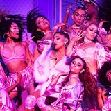 Pretties in Pink: Ariana Grande und ihre Tänzerrinnen begeistern mit ihrem energiegeladenen Auftritt.