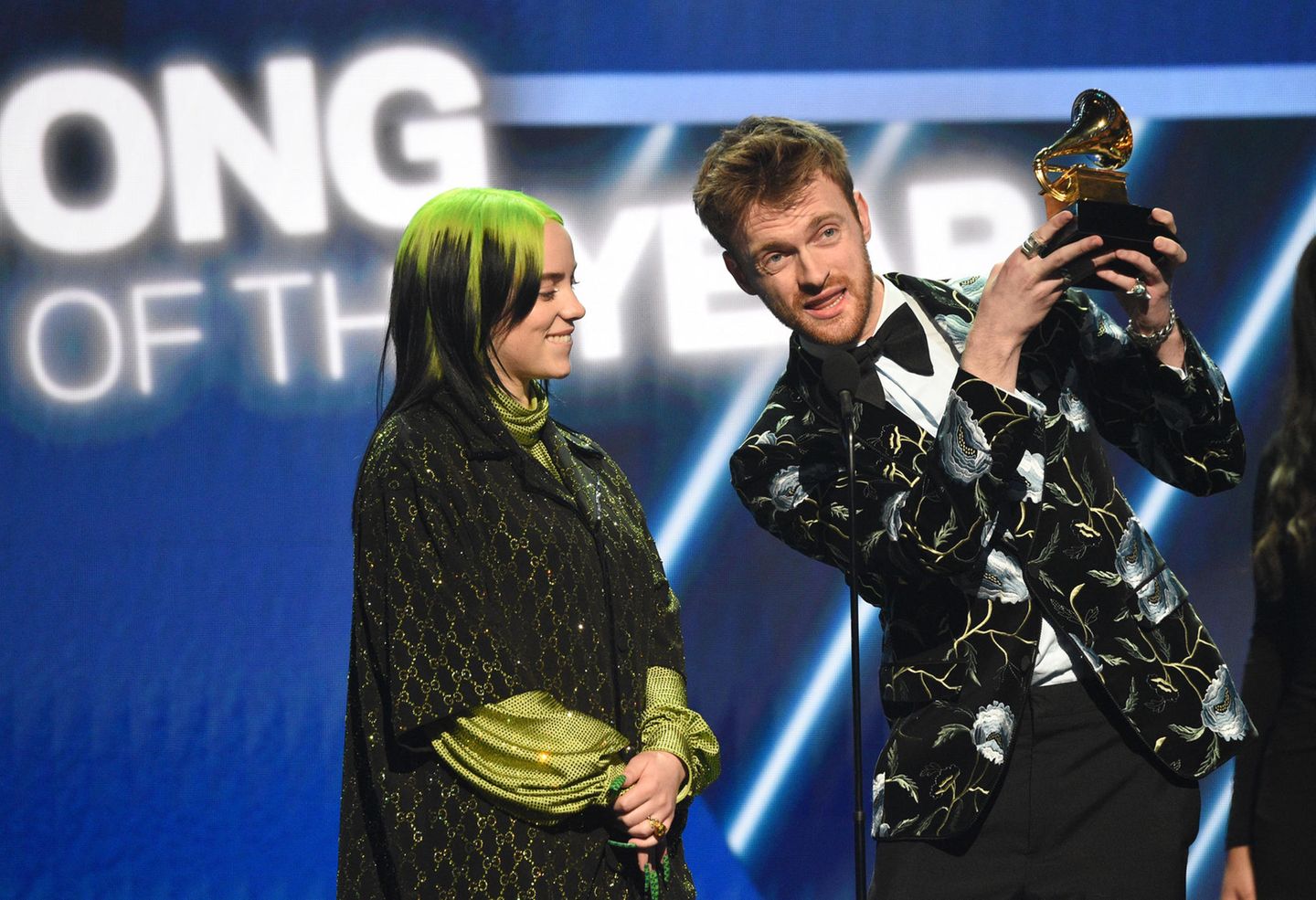 Billie Eilish und ihr Bruder und Produzent Finneas O'Connell freuen sich über ihren Grammy für den Besten Song: "Bad Guy".