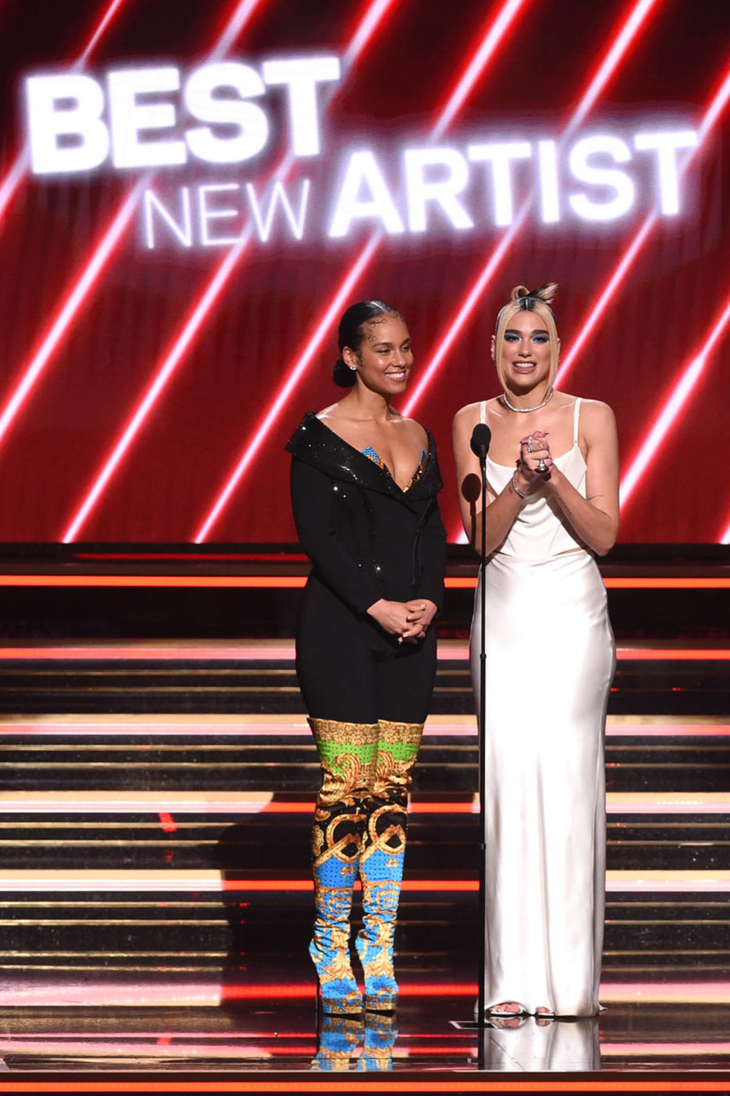 Alicia Keys und Dua Lipa präsentieren die Kategorie "Best New Artist". Die Gewinnerin ist Billie Eilish.