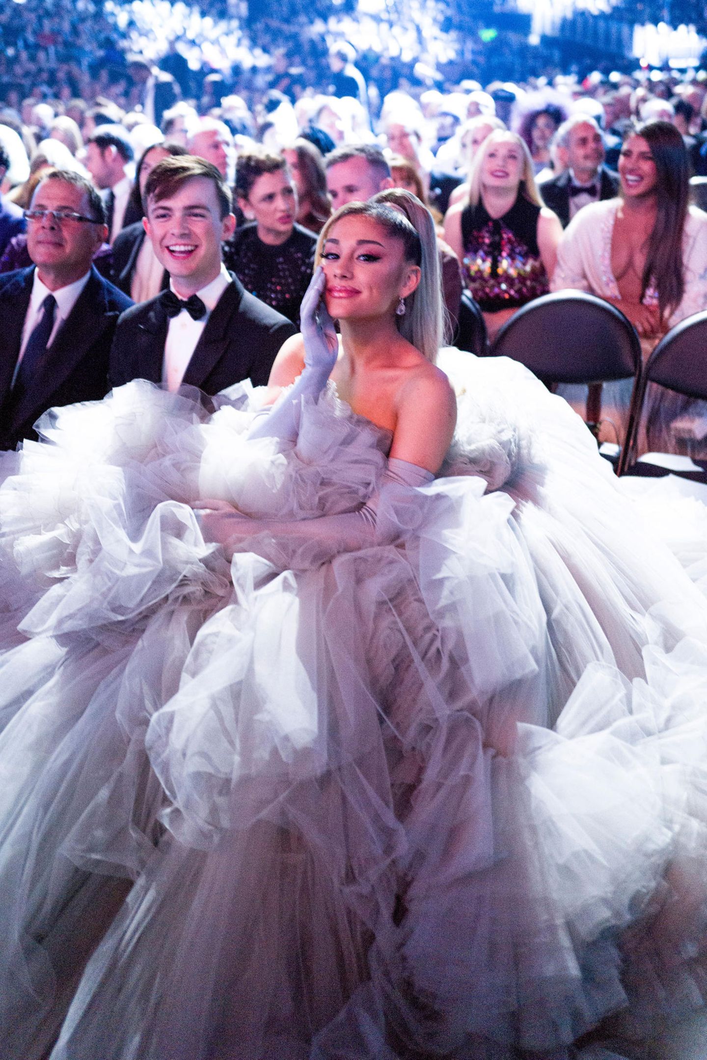 Ariana Grande nimmt mit ihrem Tüll-Traum mindestens drei Sitzplätze ein.