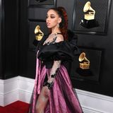 Ein bisschen Gothik, ein bisschen Spitze - fertig ist der Grammy-Look von Sängerin FKA Twigs (in Ed Marler).