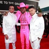 Rapper Lil Nas X liebt verrückte Outfits. Da passt das pinke Versace-Cowboy-Ensemble, das er zu den Grammys 2020 trägt, natürlich hervorragend.