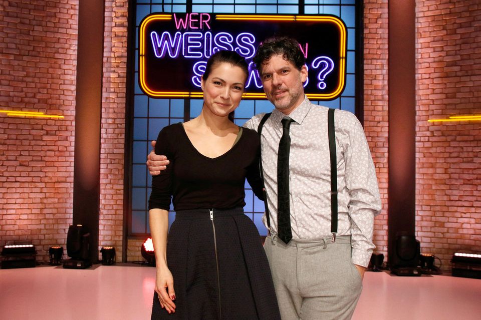 "Sturm der Liebe": Treten bei "Wer weiß denn sowas?" als Kandidaten gegeneinander an: Die Schauspielerin Henriette Richter-Röhl (l.) und der Schauspieler Gregory B. Waldis (r.) Treten bei "Wer weiß denn sowas?" als Kandidaten gegeneinander an: Die Schauspielerin Henriette Richter-Röhl (l.) und der Schauspieler Gregory B. Waldis (r.)