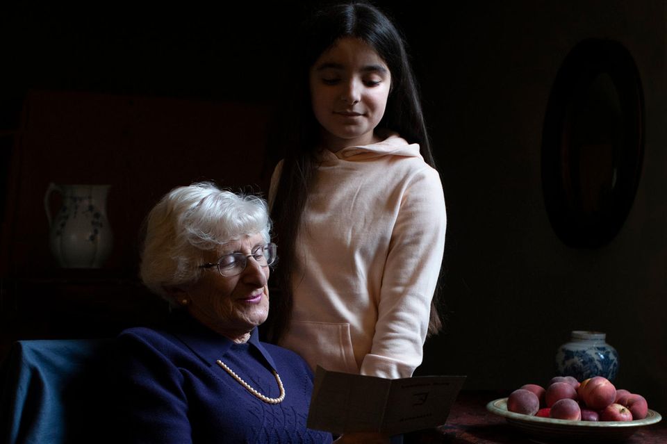 Holocaust-Überlebende Yvonne Bernstein und ihre Enkelin Chloe Wright. Dieses Foto nahm Herzogin Catherine ebenfalls für eine Ausstellung auf, deren Eröffnung der Holocaust Day Memorial Trust im Verlauf des Jahres 2020 plant.