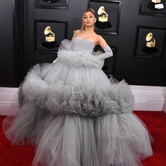 Go big or go home: Ariana Grande macht im grauen XXL-Couture-Kleid von Giambattista Valli auf Diva.