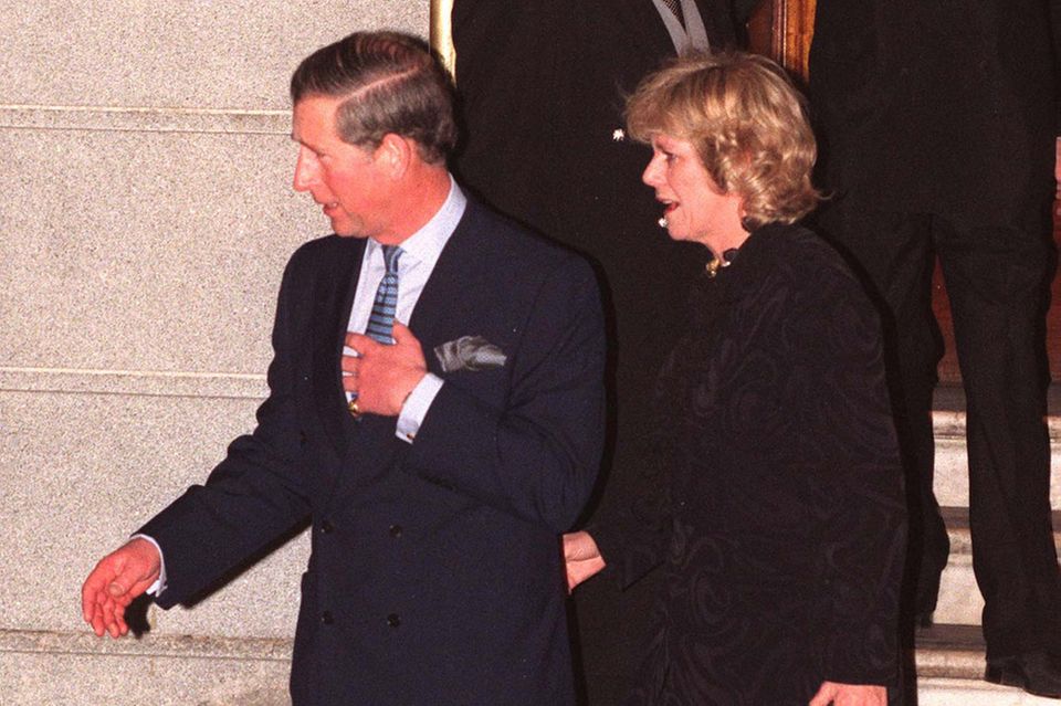 Prinz Charles + Herzogin Camilla: Die Fotos vor dem Hotel Ritz waren der erste, wichtige Schritt in der Mission "Mrs. PB" - der öffentlichen Etablierung von Camilla Parker Bowles als Frau an der Seite von Prinz Charles. Die Fotos vor dem Hotel Ritz waren der erste, wichtige Schritt in der Mission "Mrs. PB" - der öffentlichen Etablierung von Camilla Parker Bowles als Frau an der Seite von Prinz Charles.