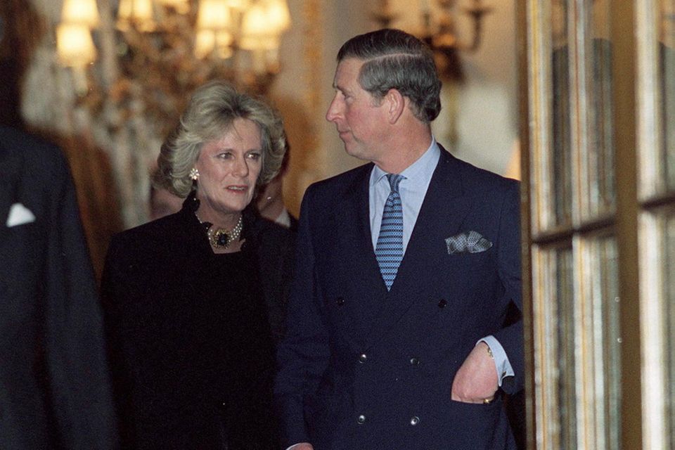 Herzogin Camilla und Prinz Charles verlassen am 28. Januar 1999 das Londoner Hotel Ritz.