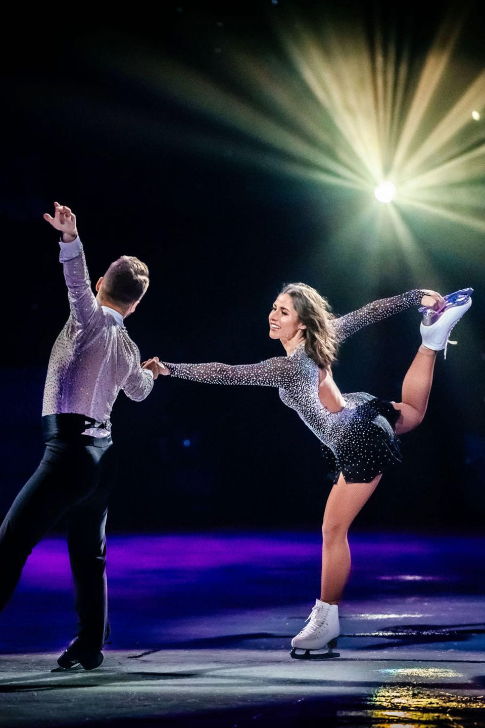 25. Januar 2020 Sarah Lombardi ist ein wahres Naturtalent auf dem Eis. Seit ihrem Sieg bei "Dancing on Ice" hat der Fernsehstar fleißig trainiert und darf bereits im zweiten Jahr als Eiskunstläuferin mit dem Ensemble der erfolgreichen Show "Holiday on Ice" auftreten. Zum Auftakt der Saison in Stuttgart verzaubert sie an der Seite von Tanzpartner Joti Polizoakis mit einer beeindruckenden Kür das Publikum. 25. Januar 2020 Sarah Lombardi ist ein wahres Naturtalent auf dem Eis. Seit ihrem Sieg bei "Dancing on Ice" hat der Fernsehstar fleißig trainiert und darf bereits im zweiten Jahr als Eiskunstläuferin mit dem Ensemble der erfolgreichen Show "Holiday on Ice" auftreten. Zum Auftakt der Saison in Stuttgart verzaubert sie an der Seite von Tanzpartner Joti Polizoakis mit einer beeindruckenden Kür das Publikum.