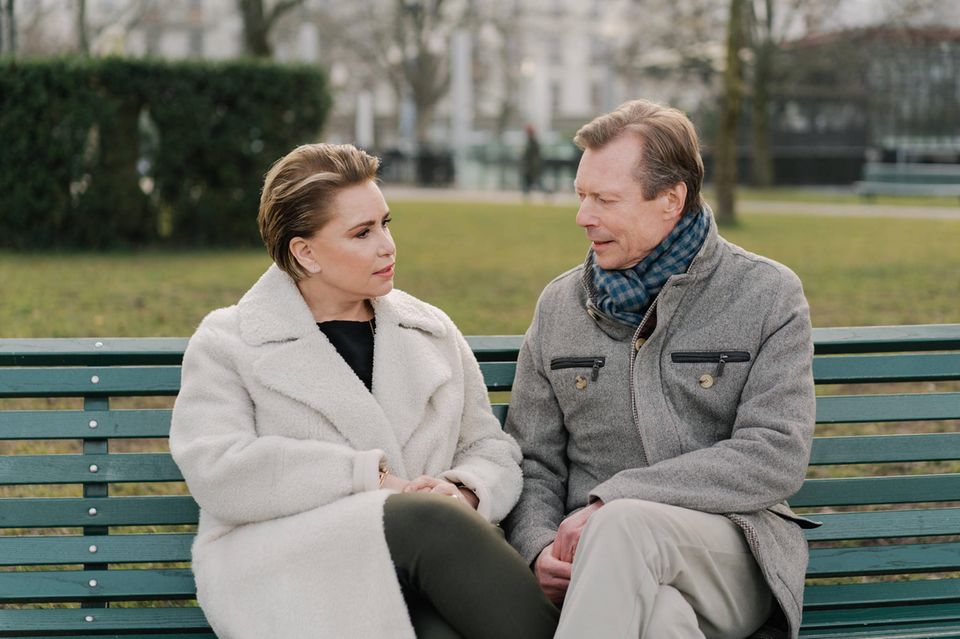 Großherzog Henri von Luxemburg: Das Großherzogpaar im Gespräch. Die Gerüchte über Maria Teresa will man sich nicht gefallen lassen. Das Großherzogpaar im Gespräch. Die Gerüchte über Maria Teresa will man sich nicht gefallen lassen.