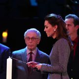 Kate entzündet in Gedenken an die Opfer des Holocaust eine Kerze. "Die entsetzlichen Gräueltaten des Holocaust, die durch das undenkbarste Übel verursacht wurden, werden für immer schwer auf unseren Herzen lasten", sagte sie in einem Statement für den Holocaust Memorial Day Trust.