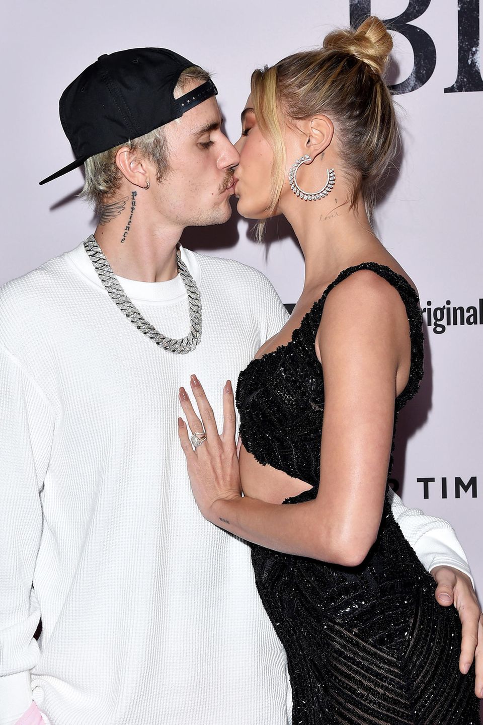 Superstar Justin Bieber präsentiert in Los Angeles seine neue YouTube-Doku "Justin Bieber: Seasons". Dafür gibt es auch einen dicken Kuss von Ehefrau Hailey.