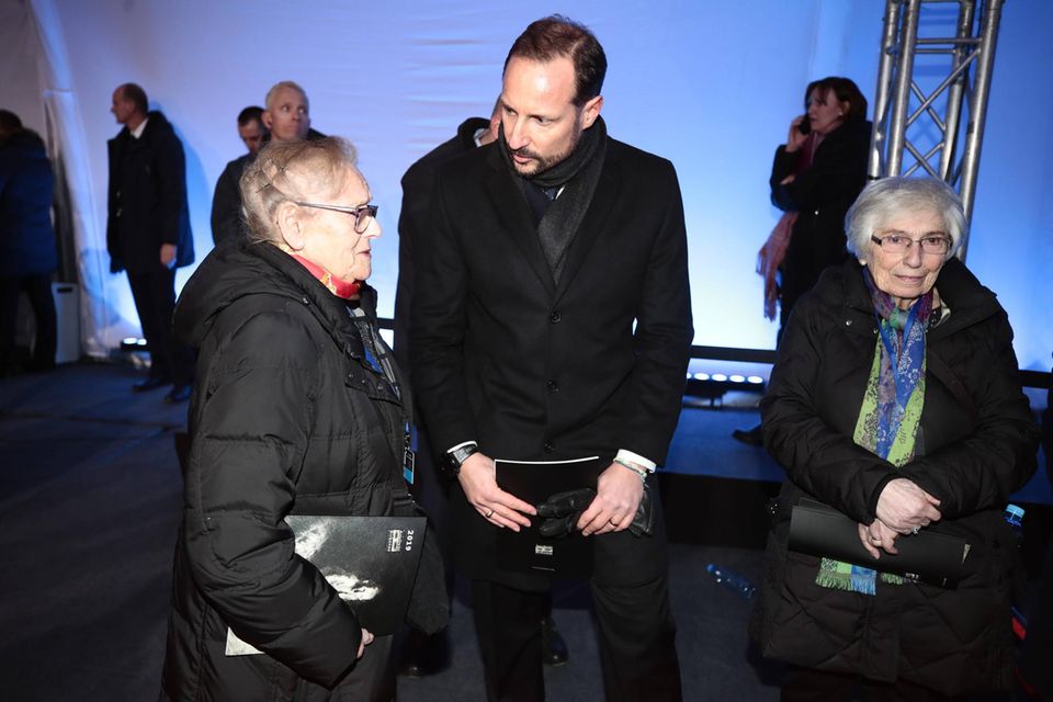 Prinz Haakon im Gespräch mit Edith Notowics und Chana Arberman, zwei Besucherinnen des Festaktes. Der künftige König Norwegens ist ohne seine Ehefrau Mette-Marit nach Polen gekommen. Prinz Haakon im Gespräch mit Edith Notowics und Chana Arberman, zwei Besucherinnen des Festaktes. Der künftige König Norwegens ist ohne seine Ehefrau Mette-Marit nach Polen gekommen.