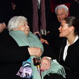 Prinzessin Victoria nutzt die Gelegenheit, um mit der 92-jährigen Holocaust-Überlebenden Ester-Dyna Rytz zu sprechen. Nur etwa 7.000 Menschen haben Auschwitz überlebt.