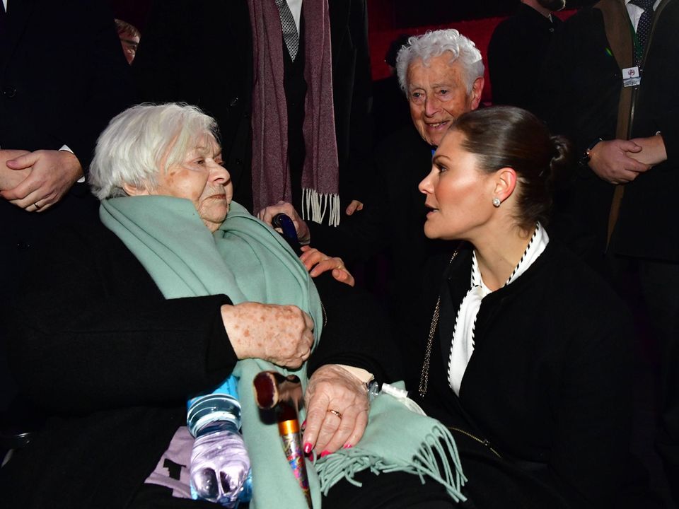 Prinzessin Victoria nutzt die Gelegenheit, um mit der 92-jährigen Holocaust-Überlebenden Ester-Dyna Rytz zu sprechen. Nur etwa 7.000 Menschen haben Auschwitz überlebt. Prinzessin Victoria nutzt die Gelegenheit, um mit der 92-jährigen Holocaust-Überlebenden Ester-Dyna Rytz zu sprechen. Nur etwa 7.000 Menschen haben Auschwitz überlebt.