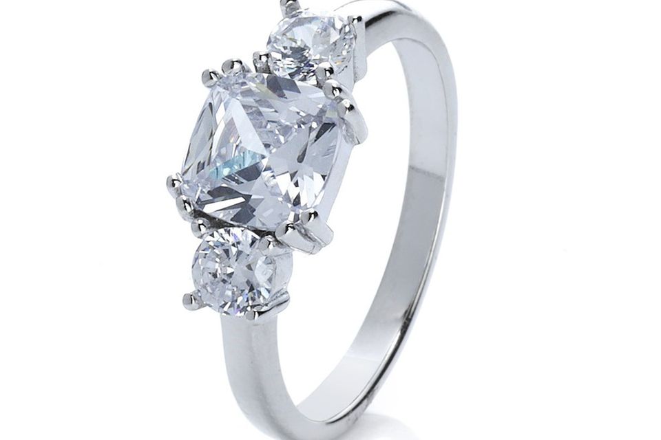 Silberner Ring mit Zirkonia Steinen Silberner Ring mit Zirkonia Steinen