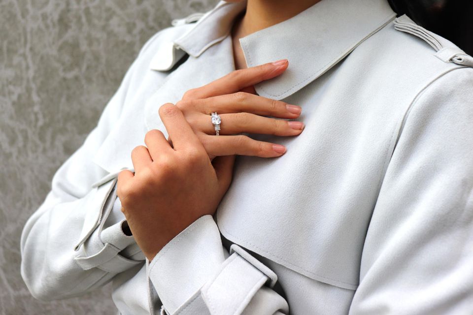 Frau trägt den silbernen Ring Meghan Frau trägt den silbernen Ring Meghan