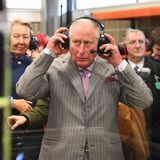 Prinz Charles hat Kopfhörer auf