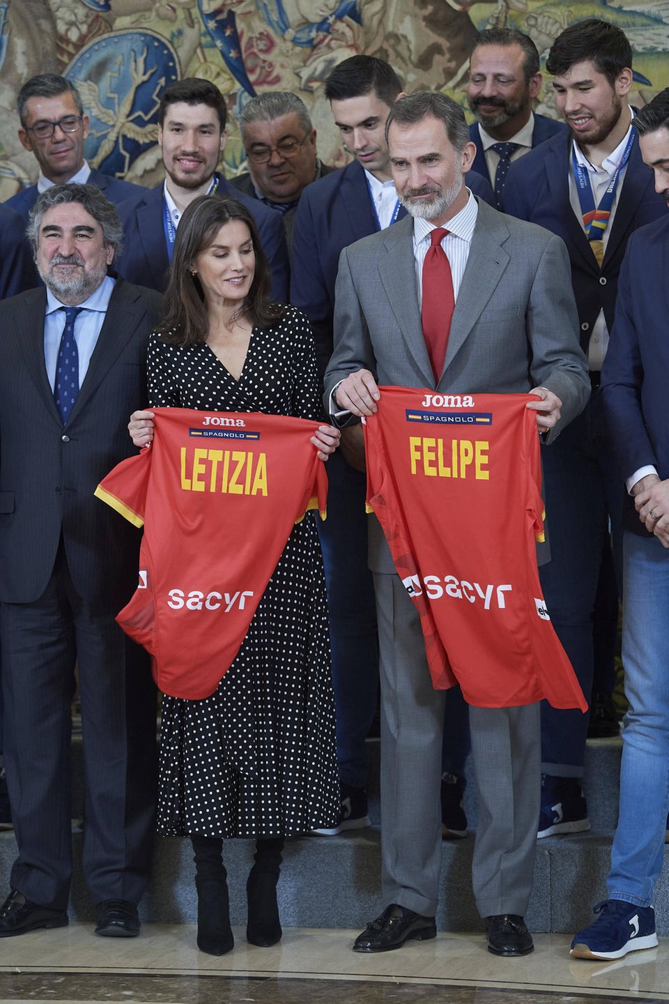 Königin Letizia + König Felipe bekommen ein Trikot geschenkt Königin Letizia + König Felipe bekommen ein Trikot geschenkt