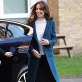 Herzogin Kate im blauen Mantel
