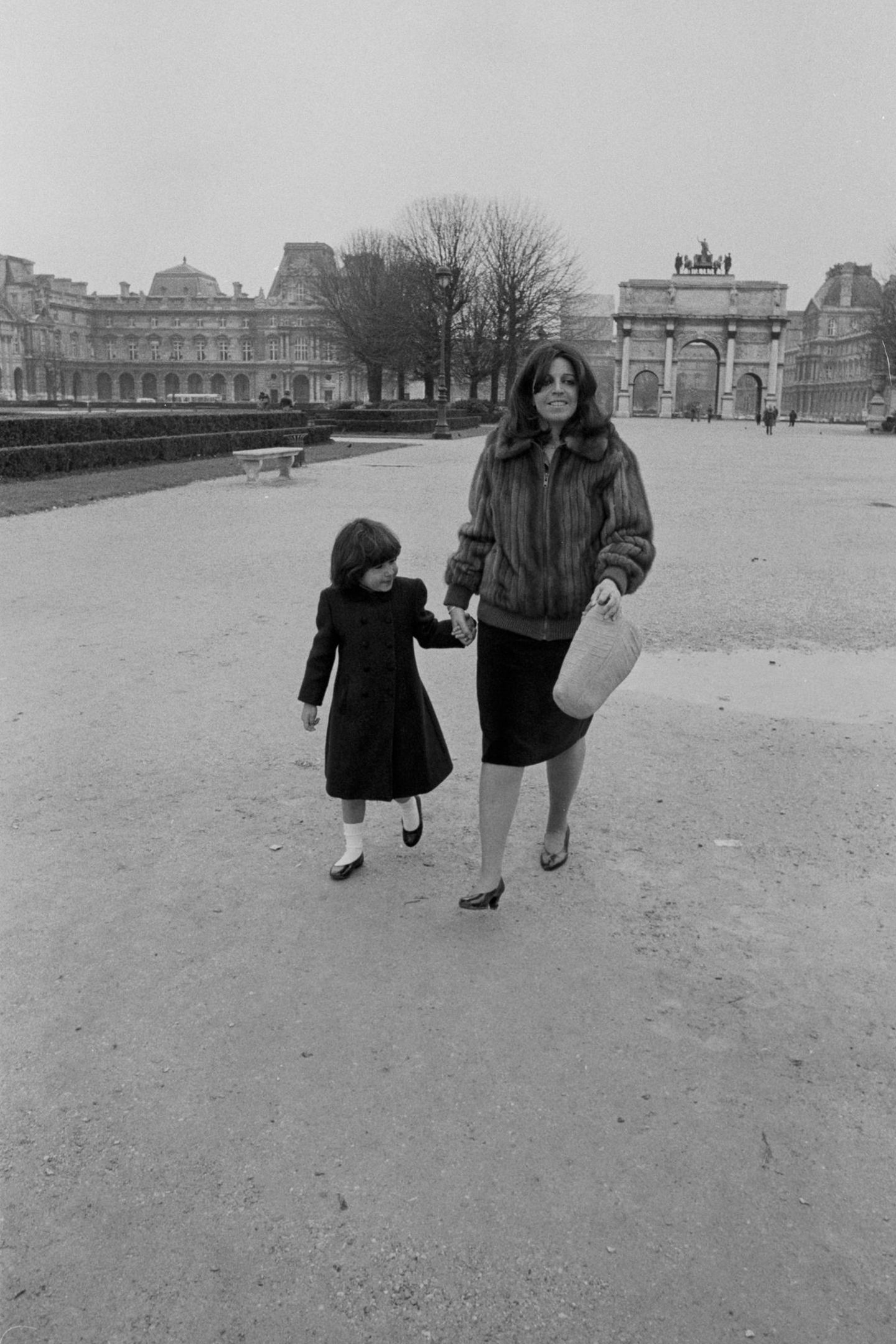 Athina Hélène Onassis de Miranda kommt 1985 in Neuilly-sur-Seine bei Paris zur Welt. Ihre Mutter Christina Onassis leidet Zeit ihres Lebens an Depressionen und verstirbt im Alter von nur 37 Jahren an einem Herzinfarkt. Ihre Tochter Athina, in vierter Ehe mit Thierry Roussel geboren, ist damals gerade drei Jahre alt.