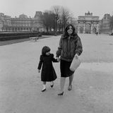 Athina Hélène Onassis de Miranda kommt 1985 in Neuilly-sur-Seine bei Paris zur Welt. Ihre Mutter Christina Onassis leidet Zeit ihres Lebens an Depressionen und verstirbt im Alter von nur 37 Jahren an einem Herzinfarkt. Ihre Tochter Athina, in vierter Ehe mit Thierry Roussel geboren, ist damals gerade drei Jahre alt.