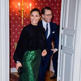 Prinzessin Victoria zeigt sich bei einem Dinner in Malmö ganz festlich – durch den grün-glitzernden Rock im Kombination mit dunklem Oberteil und Strumpfhose wirkt ihr Look fast schon weihnachtlich.