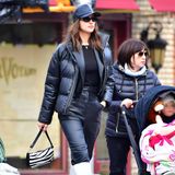 Irina Shayk schlendert ganz in Schwarz durch die Straßen von New York. Sie trägt eine Leder-Cap von Burberry und eine Sonnenbrille - möchte am liebsten unerkannt bleiben. Gerade erst wurde ein Interview veröffentlicht, in dem sie zum ersten Mal über die Trennung von Bradley Cooper spricht. 