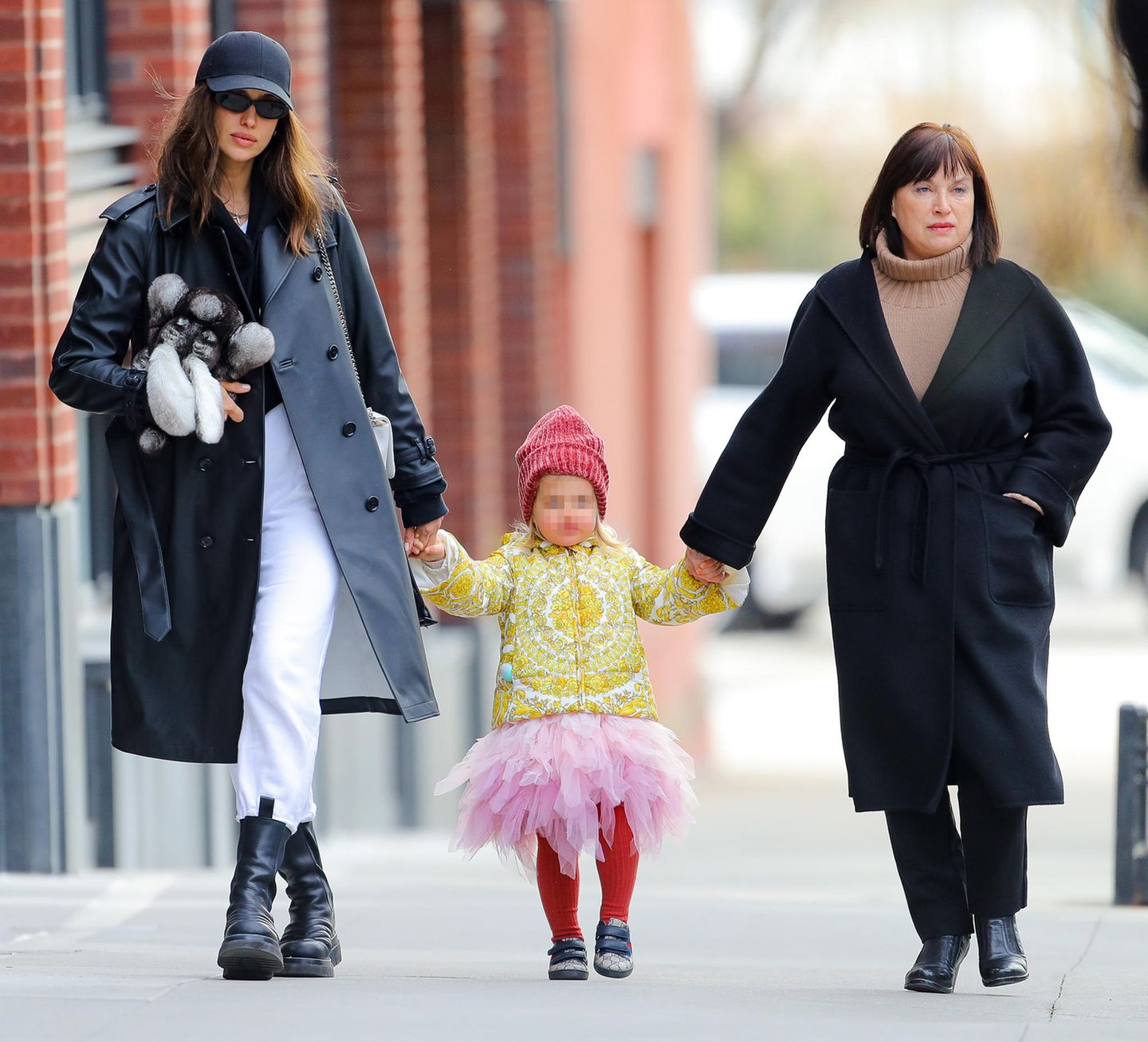 Irina Shayk bummelt mit ihrer Tochter und ihrer Mutter durch New York