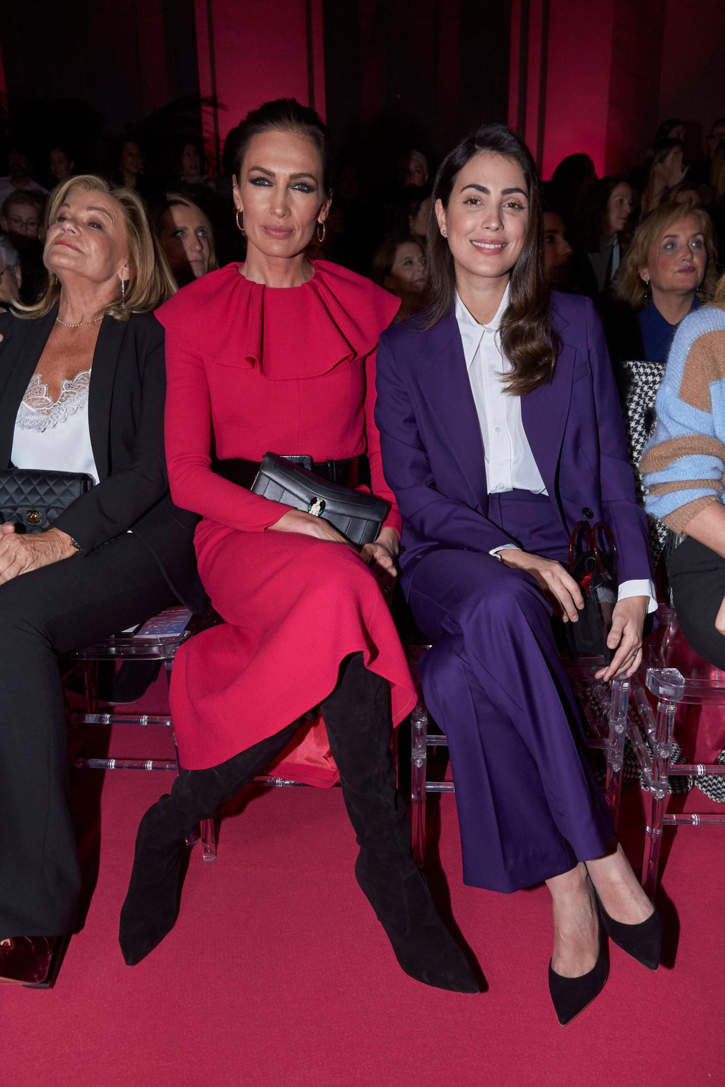 Die studierte Juristin ist in der Modebranche gut vernetzt. Sie sitzt in der Front Row neben Nieves Alvarez, einer spanischen Moderatorin, und schaut sich die Show des spanischen Labels Pertegaz an. 
